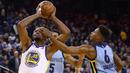 Pemain Warriors, Kevin Durant #35 mencoba memasukan bola saat diadang pemain Memphis Grizzlies, Mario Chalmers #6 pada laga NBA basketball games di ORACLE Arena, Oakland (20/12/2017). Warriors menang 97-84. (Ezra Shaw/Getty Images/AFP)