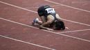 Ekspresi atlet DKI Jakarta, Rini Budiarti setelah finis pertama dalam final lari 5000m putri PON XIX Jawa Barat 2016 di Stadion Pakansari, Bogor, Kamis (22/9/2016). Rini adalah peraih emas 3000m halang rintang SEA Games 2015. (Bola.com/Arief Bagus)
