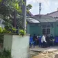 Sejumlah rekan dan sanak saudara keluarga korban saat melayat di kediaman Almarhumah Amira Hana Purnomo di Kecamatan Beji, Kota Depok. (Liputan6.com/Dicky Agung Prihanto).