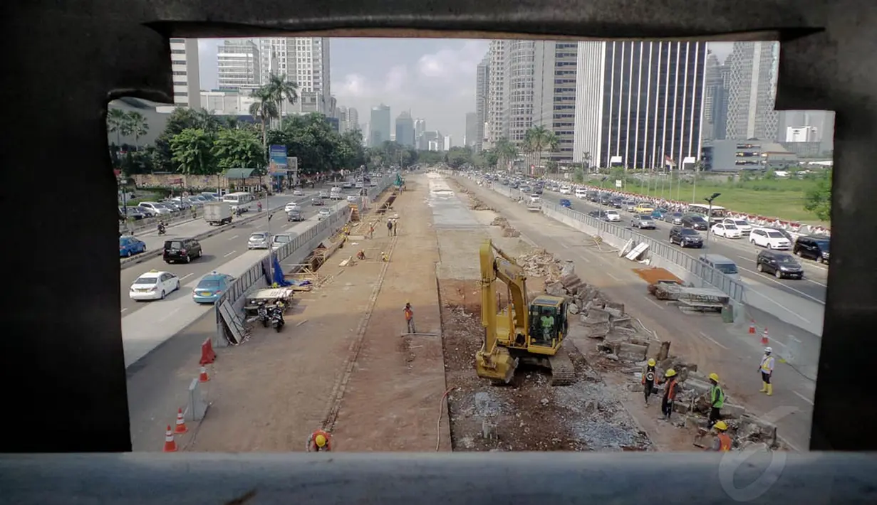 Bagian tengah median jalan Sudirman terlihat ditutup sebagai area kerja proses pengerukan pembangunan stasiun bawah tanah MRT, Jakarta, Kamis (14/8/14). (Liputan6.com/Faizal Fanani)
