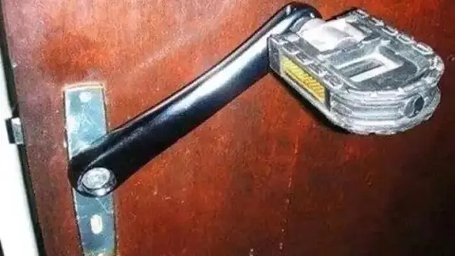 8 Desain Pintu Rumah Ini Nyeleneh Banget, Bikin Geleng Kepala
