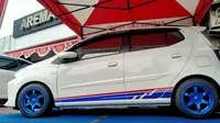 Mobil spesial ulang tahun Arema FC yang dipajang di depan kantor manajemen Singo Edan. (Bola.com/Iwan Setiawan)