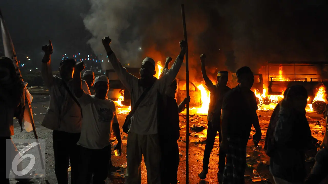 20161104- Pendemo Bakar Mobil di Kawasan Monas -Jakarta- Angga Yuniar