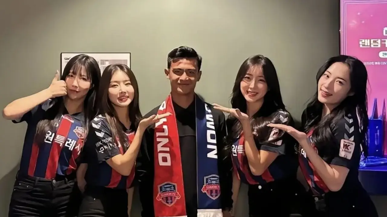 Viral foto Pratama Arhan dikerubungi empat perempuan cantik Korea Selatan.