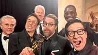 Insiden Robert Downey Jr dituding abaikan Key Huy Quan usai menang Piala Oscar Pemeran Pendukung Pria Terbaik viral. Sang Iron Man dinilai tak sopan. (Foto: Dok. Instagram @kehuyquan)