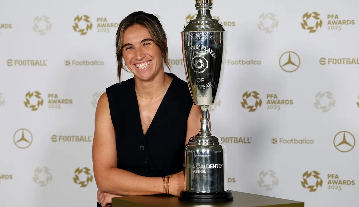 Berbeda dari penghargaan yang ditentukan media atau federasi, trofi PFA ini memiliki arti khusus karena dipilih oleh sesama pemain di WSL. Itu artinya, para rival sekaligus kolega di lapangan sepakat menyebut Mariona sebagai yang terbaik. (AFP/Darren Staples)