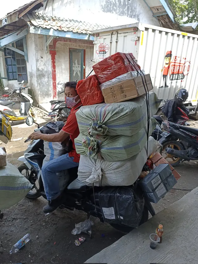 10 Potret Kurir saat Antar Barang Jelang Lebaran Ini Bikin Tepuk Jidat