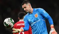 Kiper Manchester United, Tom Heaton menguasai bola saat menghadapi Nottingham Forest pada laga leg kedua semifinal Piala Liga Inggris 2022/2023 di Old Trafford Stadium, Manchester (1/2/2023). Tom Heaton didatangkan Manchester United dari Aston Villa pada awal musim 2021/2022 dengan status bebas transfer untuk melapis David De Gea. Masih menyisakan kontrak hingga 30 Juni 2024, ia baru tampil dalam 2 laga saja di semua ajang. (AFP/Paul Ellis)