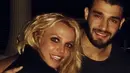 Tepat tengah malam, Sam memberikan kejutan yang membuat Britney tak berhenti untuk tersenyum. Sejumlah Cup Cake ditata dengan  rapi, serta lilin dan bunga-bunga yang berbentuk love. (Instagram/britneyspears)