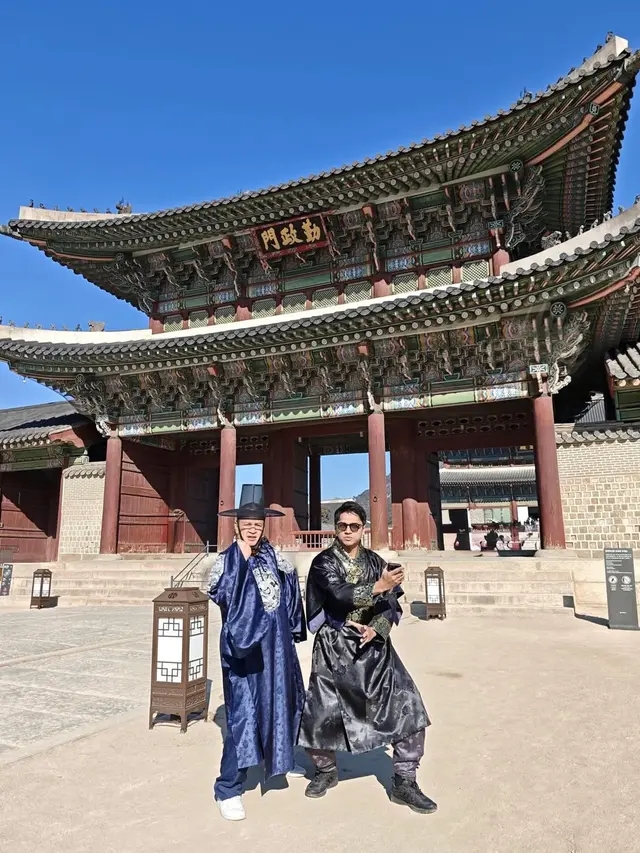 Mikha Tambayong Pakai Hanbok Bersama Deva Mahenra saat Liburan ke Korea (Foto: Instagram @miktambayong)