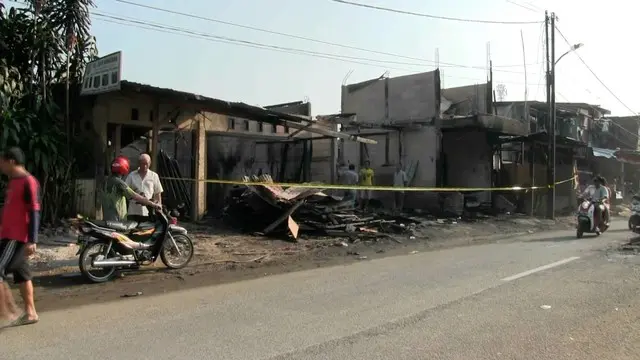 Sejumlah rumah tinggal yang juga berfungsi sebagai kios penjualan kusen hangus terbakar.