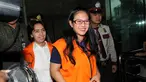Anggota Komisi V DPR Damayanti Wisnu Putranti (kanan) dan sekretaris pribadi mantan anggota Komisi VII DPR Dewie Yasin Limpo, Rinelda Bandaso (kiri) usai menjalani pemeriksaan di KPK, Jakarta, Jumat (22/1). (Liputan6.com/Helmi Afandi)