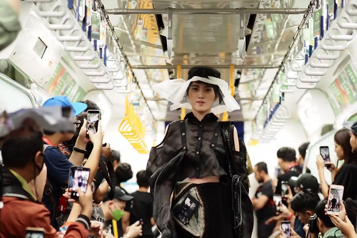 Fashion Rocks 2020 Tampilkan Koleksi 3 Desainer Muda di MRT Jakarta
