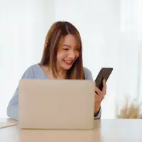 Ilustrasi perempuan mengecek katalog belanja online. (c) marchmeena/Depositphotos