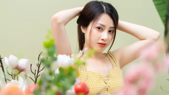 perempuan dan pakai baju kuning