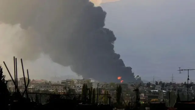 Kolom asap hitam besar mengepul ke udara menyusul salah satu serangan Israel di wilayah Baalbek. (AFP)