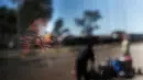 Orang tua Paraguay memandang ke luar jendela bus yang diorganisir khusus yang membawa orang-orang dari Buenos Aires, Argentina, ke kota perbatasan Puerto Falcon, Paraguay, tempat perbatasan ditutup sebagai langkah untuk mengekang penyebaran COVID-19, Jumat, 10 Juli 2020. (AP Photo/Jorge Saenz)