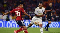 Pemain Millonarios, Radamel Falcao (kanan) berebut bola dengan pemain Madellin, Cristian Graciano pada laga lanjutan Liga Kolombia di Atanasio Girardot Stadium, Medellin, Kolombia 18 Juli 2024. (AFP/Jaime Saldarriaga)