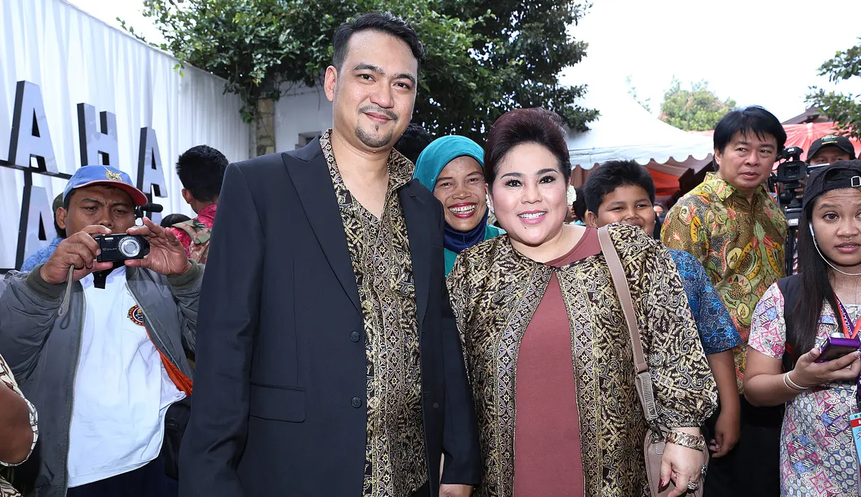 Nunung dan Iyan resmi menikah pada 30 Agustus 2012. Usia mereka terpaut 12 tahun. (Galih W. Satria/DOC: Bintang.com)