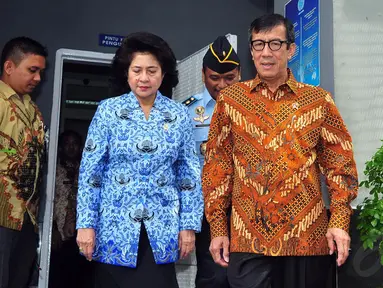 Menkumham Yasonna Hamonangan Laoly dan Menkes Nila F Moeloek mendatangi Lapas Narkotika Klas IIA Jakarta, Senin (1/12/2014). (Liputan6.com/Johan Tallo)