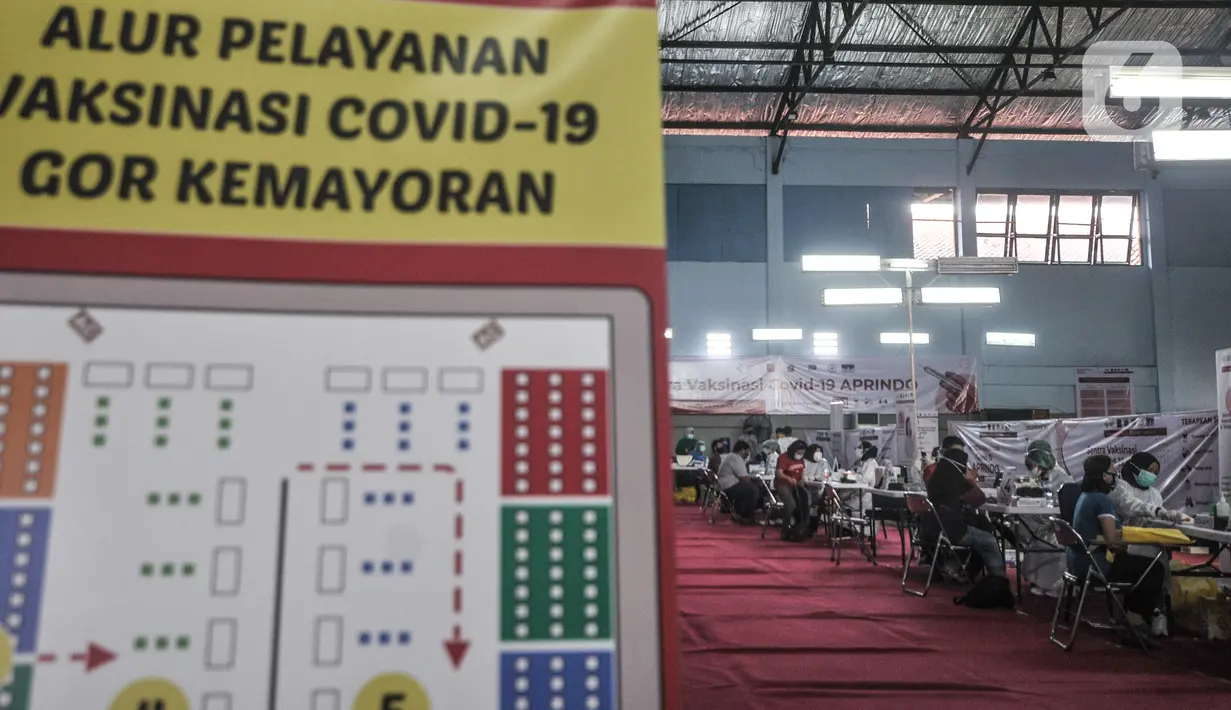 Suasana Sentra Vaksinasi Covid-19 di GOR Kemayoran, Kamis (3/6/2021). Pemkot Jakarta Pusat menggelar Sentra Vaksinasi Covid-19 untuk PKL, karyawan ritel, dan pelaku UMKM di GOR Kemayoran guna memberikan kekebalan kelompok (herd immunity) di sektor perekonomian. (merdeka.com/Iqbal S Nugroho)