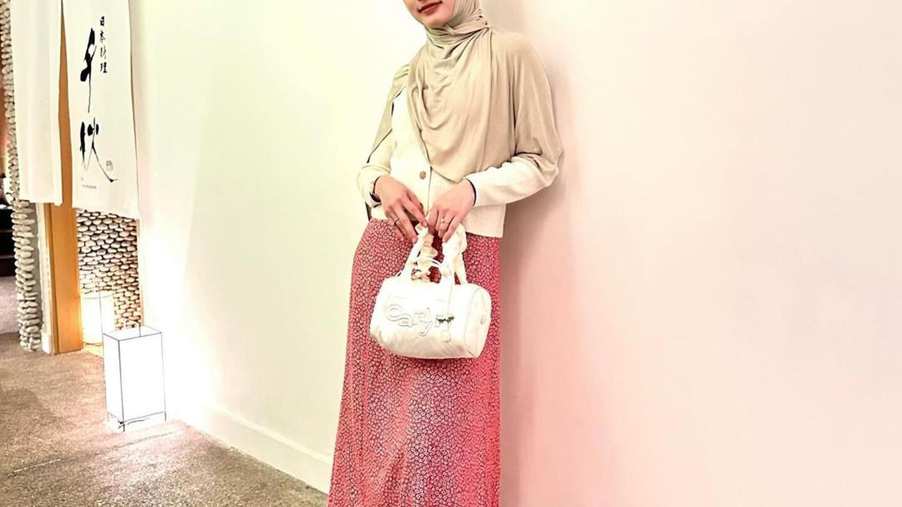 6 Gaya Berhijab ala  Inara Rusli, Cocok Jadi Inspirasi Busana Syar'i nan Simpel