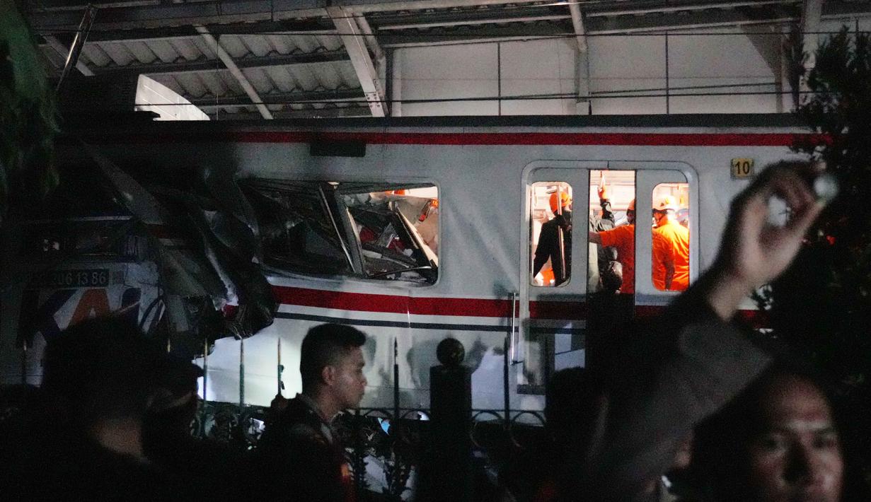 Tim pencari dan penyelamat mencari korban kecelakaan Kereta Api Jarak Jauh (KAJJ) dengan Kereta rel Listrik (KRL) Commuter Line di Stasiun Bekasi Timur, Jawa Barat, Selasa 28 April 2026 dini hari. (AP Photo/Achmad Ibrahim)