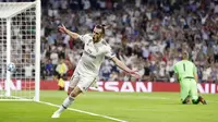Penyerang Real Madrid, Gareth Bale, melakukan selebrasi usai membobol gawang AS Roma pada laga Liga Champions di Stadion Santiago Bernabeu, Madrid, Rabu (19/9/2018). Real Madrid menang 3-0 atas AS Roma. (AP/Manu Fernandez)