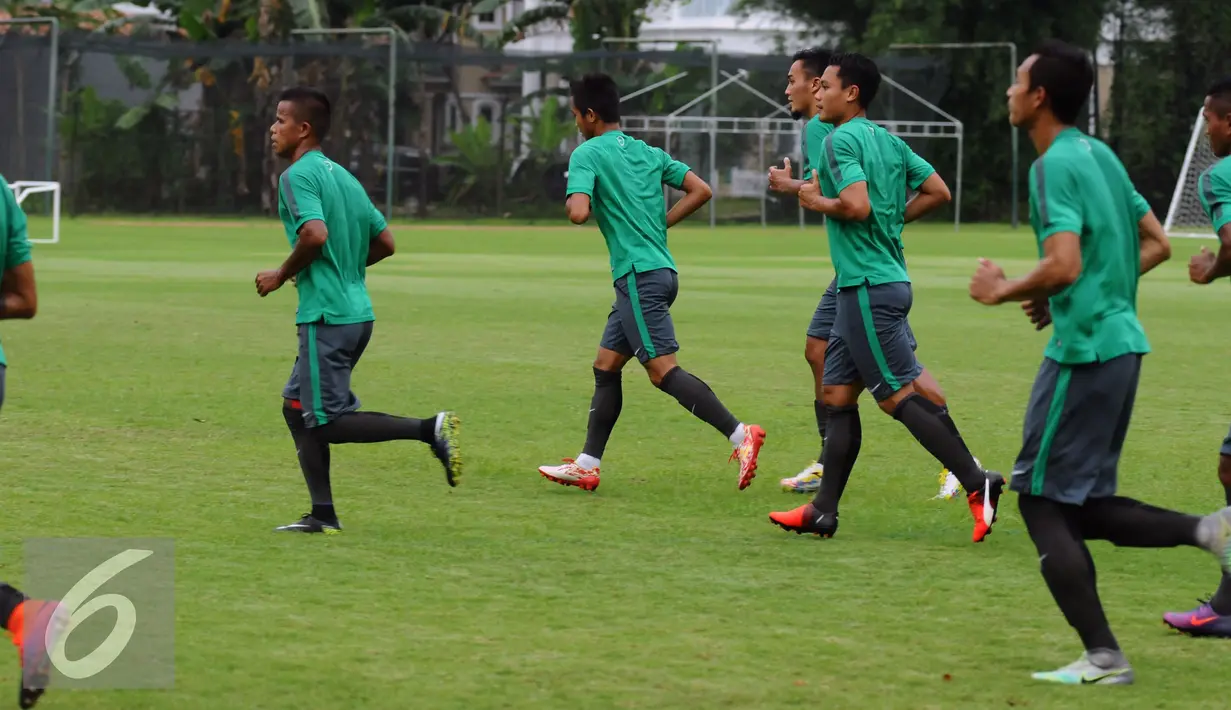 Pemain Timnas Indonesia berlari jelang latihan di SPH Karawaci, Tangerang, Selasa (15/11). Jelang berlaga di Piala AFF 2016, Timnas Indonesia fokus berlatih memaksimalkan peluang tendangan bola mati. (Liputan6.com/Helmi Fithriansyah)