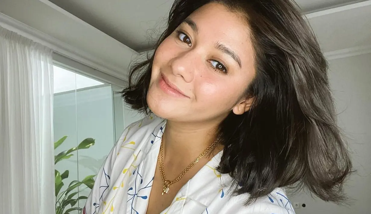 Begini pesona Naysila Mirdad saat bangun tidur, ia pamerkan senyuman manisnya dengan wajah alami yang bikin netizen terkesima. Muka bantal tanpa makeup, patas cantik pesinetron ini tuai pujian.(Liputan6.com/IG/@naymirdad)