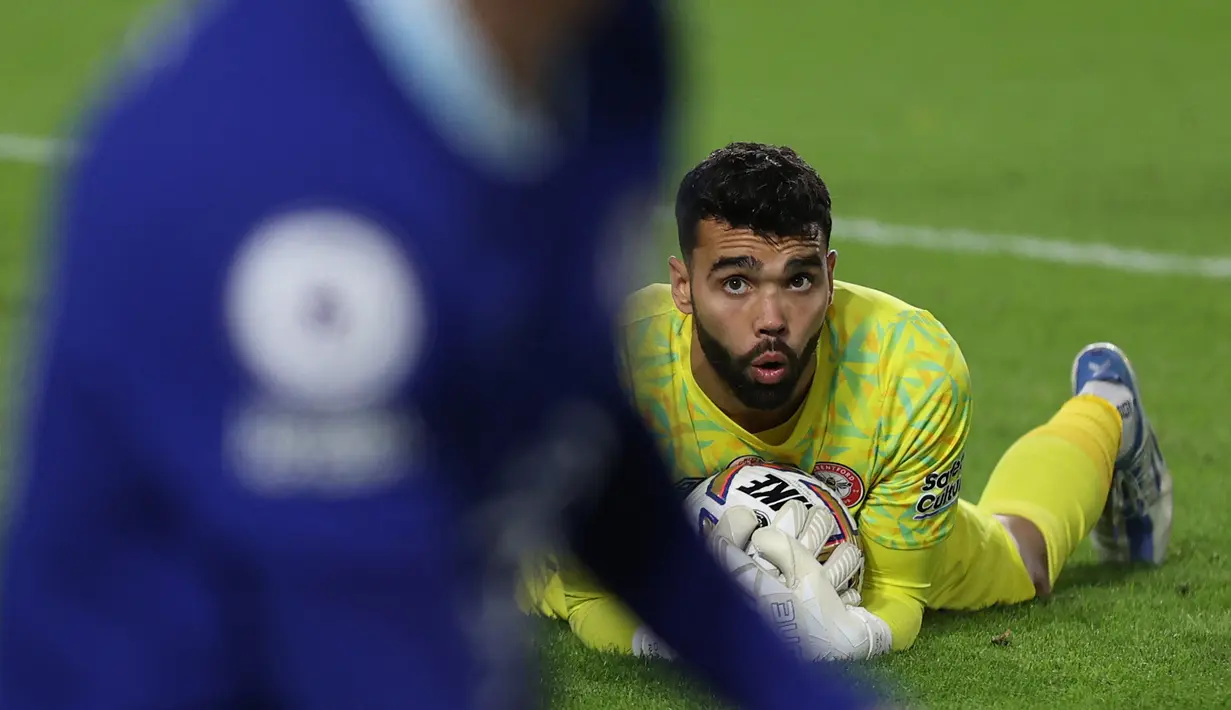 David Raya. Seperti Robert Sanchez bersama Brighton, David Raya yang kini berusia 27 tahun juga mampu mengangkat performa Brentford sejak masih berlaga di Championship hingga akhirnya promosi ke Premier League di awal musim 2021/2022. Ia juga banyak melakukan penyelamatan gemilang saat membela Brentford di Liga Inggris. Luis Enrique tentu membutuhkan aksi-aksi gemilangnya di ajang Piala Dunia 2022 Qatar. Hingga kini ia baru mencatatkan satu caps bersama Timnas Spanyol saat dipercaya melakukan debut di laga persahabatan kontra Albania (26/3/2022). (AFP/Adrian Dennis)