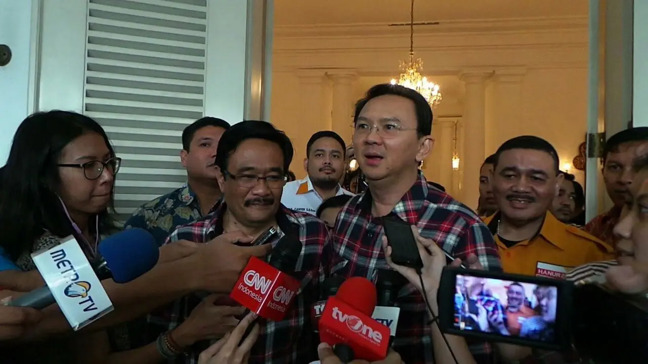  Keluar dari kantor Ahok bersama Djarot kompak menggunakan baju kotak-kotak biru, putih, merah.