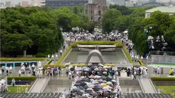  Peringatan itu dihadiri korban yang masih hidup, keluarga korban, pejabat pemerintah dan juga perwakilan negara asing, Rabu (6/8/14). (REUTERS/Kyodo)