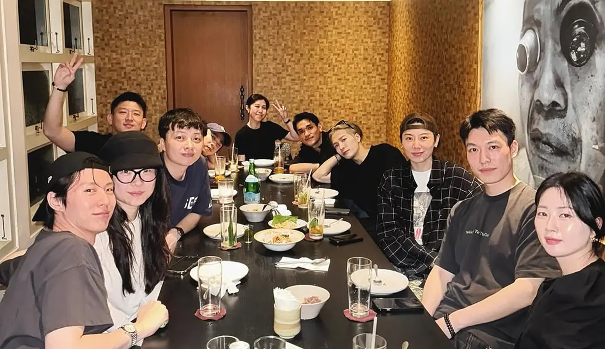 Tak hanya berdua, Afgan makan bersama Jackson Wang dan timnya. Mereka menikmati hidangan lezat makan malam di sebuah restoran di Jakarta Selatan. Tampak keakraban dan kenyamanan di antara dua artis beda negara tersebut. Suasana pun tampak hangat bersama tim. (Liputan6.com/IG/@afgan__)
