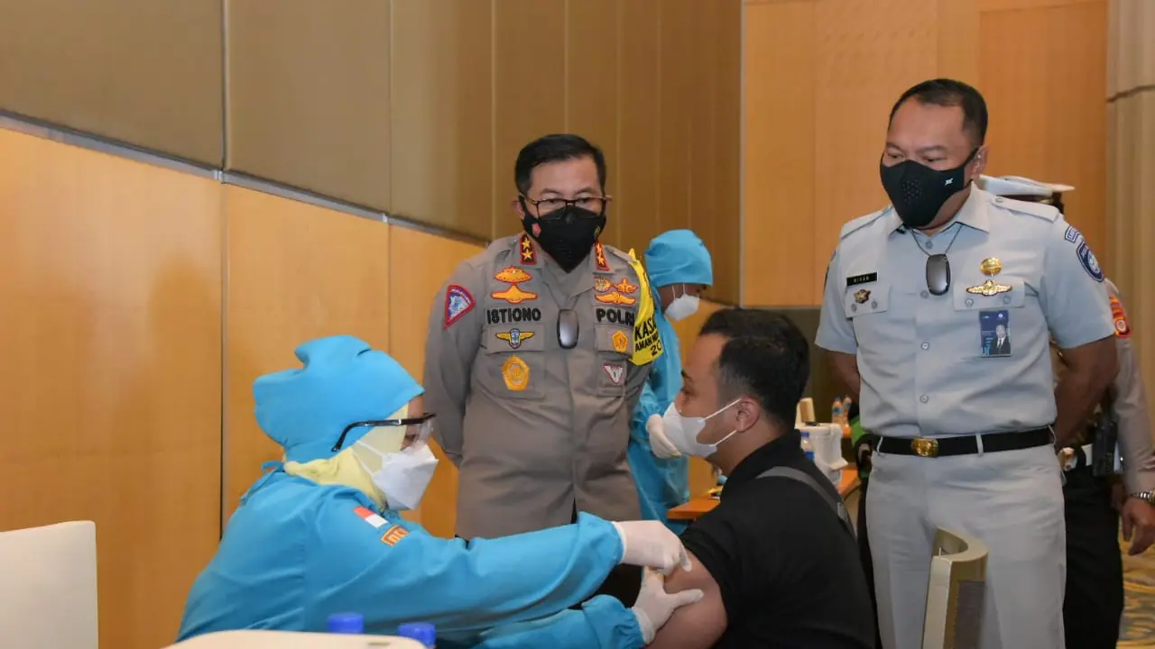Kakorlantas Polri Irjen Pol Istiono kembali meninjau Pembatasan Pemberlakuan Kegiatan Masyarakat (PPKM) Level 3. Kali ini, peninjauan dilakukan di Pos Penyekatan PPKM Salam