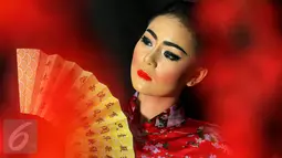 Pemilik nama lengkap Neng Lia Amanda terlihat mempesona saat mengenakan Kimono, Jakarta, Selasa, (30/6/2015). Oshin bergaya dengan konsep Japanese Style saat melakukan pemotretan dengan Liputan6.com. (Liputan6.com/Faisal R Syam)