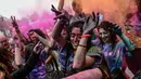 Sejumlah wanita menari saat mengambil bagian dalam Color Sky Festival di distrik Kadikoy, di Istanbul, Turki (6/5). Color Sky Festival merupakan acara amal tahunan yang diadakan di Istanbul. (AFP Photo/Yasin Akgul)