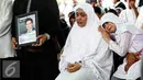 Istri Alm Husni Kamil Malik bersama anak perempuan berdoa pemakaman Alm Husni Kamil Malik  di TPU Jeruk Purut, Jakarta, Rabu (8/7). Husni Kamil Manik meninggal semalam saat menjalani perawatan di RS Pusat Pertamina. (Liputan6.com/Faizal Fanani)