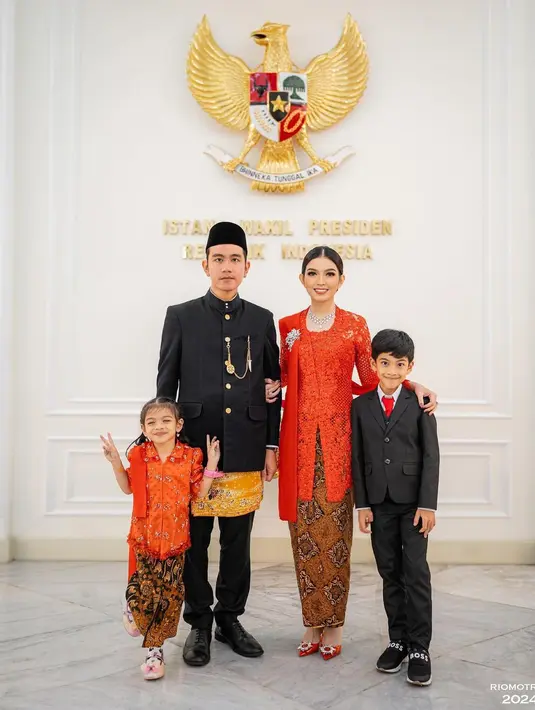 Sementara itu, Selvi Ananda tampak cantik dalam balutan kebaya. Ia tampil senada dengan anak bungsunya, La Lembah Manah.   [@riomotret].