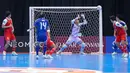 Memasuki babak kedua, Indonesia kembali menambah keunggulan melalui gol bunuh diri. Skor 2-0 untuk timnas futsal Indonesia. Tampak dalam foto, penjaga gawang Timnas Futsal Indonesia, Ahmad Habiebie (tengah) menghalau tendangan pemain Jepang pada semifinal Piala Asia Futsal 2026 melawan Jepang di Indonesia Arena, Gelora Bung Karno, Senayan, Jakarta, Kamis (4/2/2026). (Bola.com/Bagaskara Lazuardi)