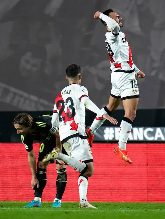Pemain Rayo Vallecano Alvaro Garcia (atas) melakukan selebrasi usai mencetak gol ke gawang Real Madrid pada pertandingan sepak bola Liga Spanyol di Stadion Vallecas, Madrid, Spanyol, 7 November 2022. Rayo Vallecano mengalahkan Real Madrid dengan skor 3.2. (AP Photo/Manu Fernandez)