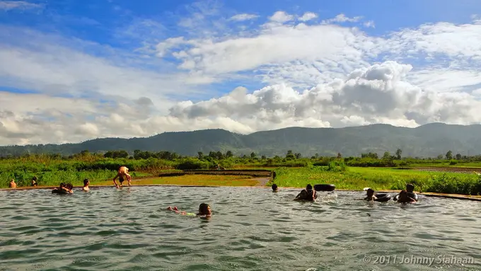 Berenang di Kolam Air Soda Sumatra Utara