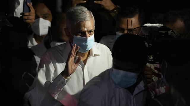 Perdana Menteri baru Sri Lanka Ranil Wickremesinghe melambaikan tangan saat meninggalkan kuil setelah menghadiri perayaan keagamaan di Kolombo, Sri Lanka, Kamis, 12 Mei 2022. (AP Photo/Eranga Jayawardena)