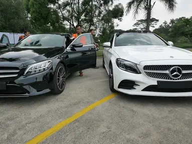 Mercedes-Benz C200 EQ Boost (kiri) dan C300 AMG Line saat peluncuran Mercedes Benz The new C-Clas Production Roll-off di Pabrik Mercedes-Benz, Wanaherang, Bogor, Selasa (11/12). (Liputan6.com/Herman Zakharia)