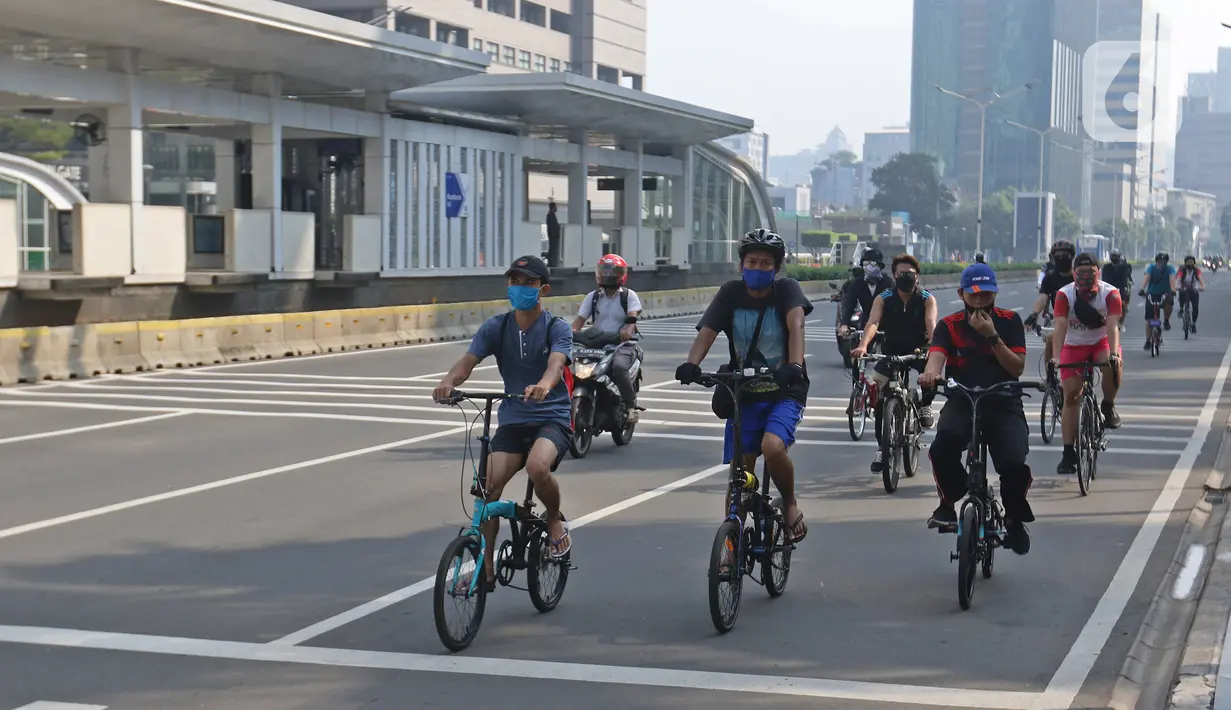 Warga berolahraga menggunakan sepeda di Bunderan HI Jakarta, Minggu (7/6/2020). Hari Bebas Kendaraan Bermotor (HBKB) masih belom diberlakukan, sampai dengan waktu yang belum ditentukan. (Liputan6.com/Herman Zakharia)