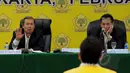 Ketua Majelis Hakim Mahkamah Partai Golkar Muladi mendengarkan keterangan saksi pada sidang di Kantor DPP Partai Golkar, Jakarta, Rabu (25/2). Sidang digelar untuk mendamaikan dua kubu yang berbeda di tubuh Partai Golkar. (Liputan6.com/Andrian M Tunay)