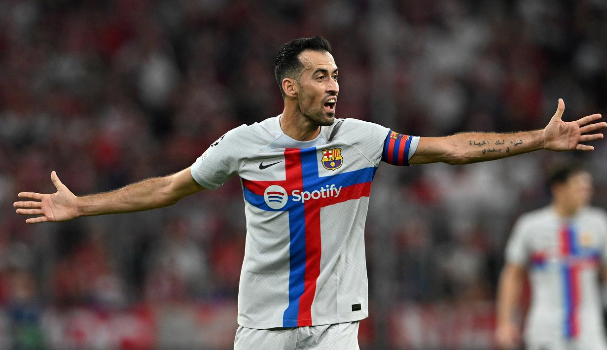 Sergio Busquets. Gelandang Spanyol berusia 34 tahun yang kini memasuki musim ke-15 bersama Barcelona, satu-satunya klub yang dibelanya sepanjang karier hingga kini, menjadi pemain Barcelona aktif dengan jumlah penampilan terbanyak di Liga Champions. Hingga kini ia telah tampil dalam 126 laga di kompetisi kasta tertinggi antar-klub Eropa tersebut dengan torehan 4 gol dan 7 assist. Total 3 trofi Liga Champions telah dikoleksinya, yaitu pada musim 2008/2009, 2010/2011 dan 2014/2015. (AFP/Christof Stache)