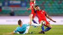 Pemain Inggris, Kyle Walker, berebut bola dengan pemain Slovenia, Jasmin Kurtic, pada laga Grup F Kualifikasi Piala Dunia 2018 zona Eropa, di Stadion Stozice, Ljubljana, Rabu (12/10/2016) dini hari WIB. (Action Images via Reuters/Carl Recine)