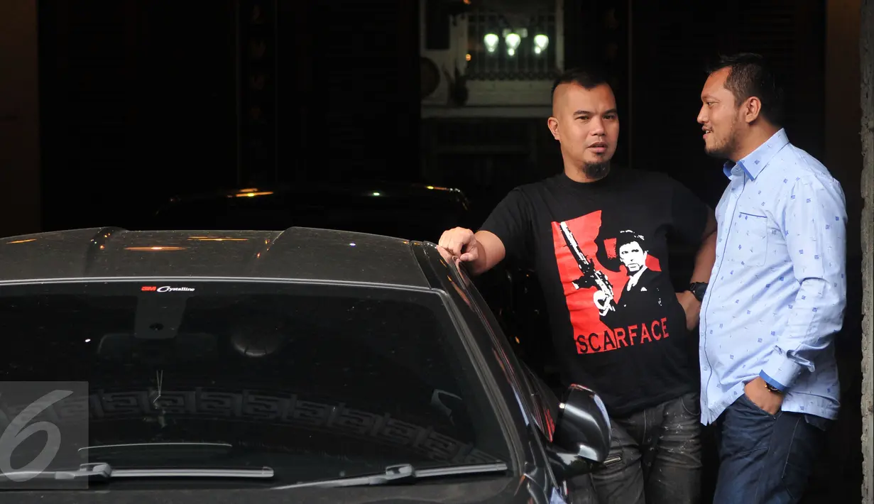 Ahmad Dhani bersama kuasa hukumnya, Ramdan Alamsyah saat bertemu Ketua Tim Penjaringan Calon Gubernur (Cagub) DKI Jakarta dari Partai Gerindra Syarief di Kediaman Ahmad Dhani, Pondok Indah, Jakarta, Rabu (17/2). (Liputan6.com/Johan Tallo)