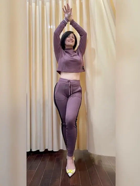 <p>Cynthia Lamusu awalnya berhasil menurunkan berat badan sampai 20 kg sejak April 2021 sampai Januari 2022. Kini, bobotnya kembali turun 22 kg lagi. Anggota grup vokal B3 ini berkonsultasi dengan seorang dokter ahli gizi untuk mendapat arahan seputar diet sehat. (FOTO: instagram.com/@cynthia_lamusu)</p>